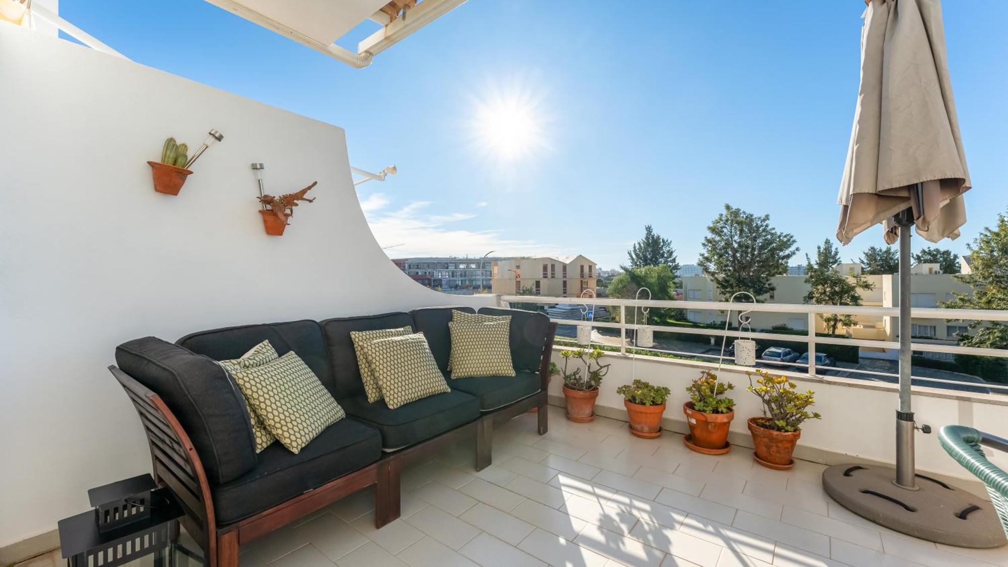 Design Floor With Balcony & Pool By Lovelystay *
