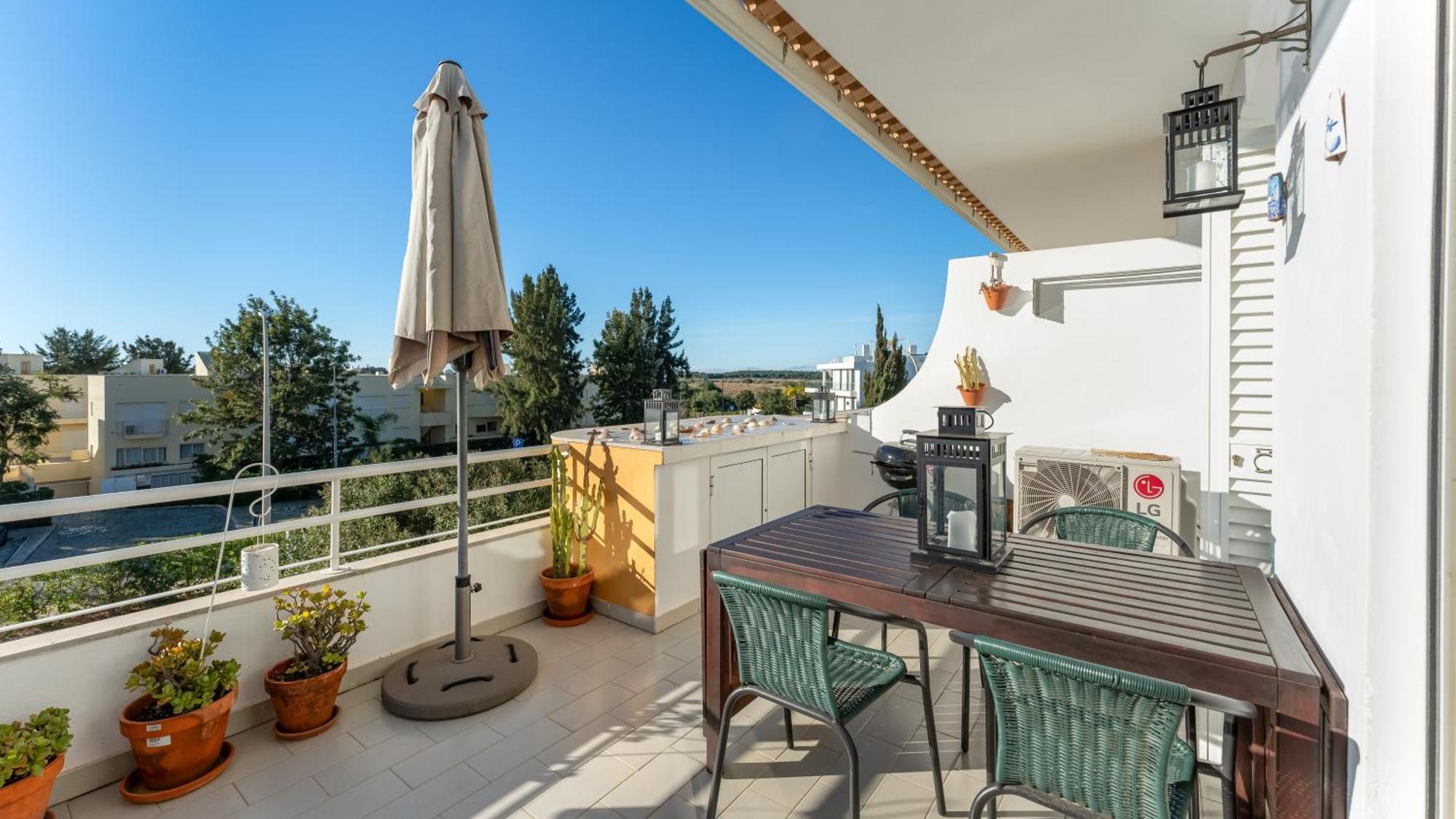 Design Floor With Balcony & Pool By Lovelystay